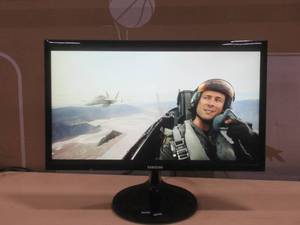 lot 26 image: Samsung S22F350FH 21.5-Inch FHD Monitor