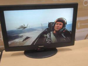 lot 28 image: Panasonic TH-32LRU30 32 High Definition Hospitality LCD TV