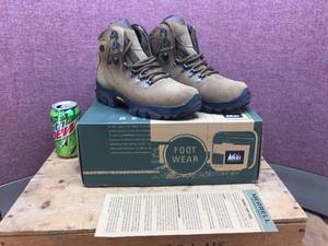 lot 175 image: Womens REI Monarch Leather GTX - 6.5 Hiking Boots