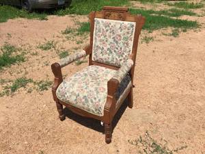 lot 185 image: Antique Eastlake - Wooden Chair - Look Them Up