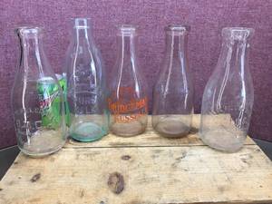 lot 196 image: Vintage 1 Qt Milk Bottles - DMDA - Bridgeman - Absolutely