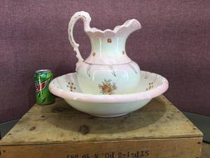 lot 192 image: Classic Antique Pitcher & Basin Set - Pink & Floral - Nice