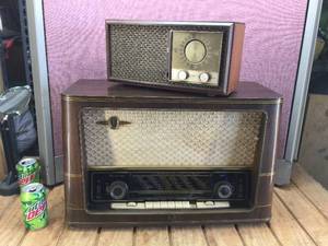 lot 191 image: 2 Vintage Tube Radios - RCA - Zenith Works