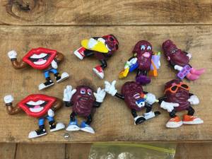 lot 208 image: Vintage California Raisin Figures - 1987-88 - Other
