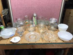 lot 244 image: Group Vintage Kitchen Bowls - Juicer - Peanut Jar - Straws - Pampered Chef