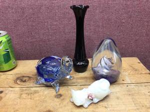 lot 256 image: Artglass Turtle - Paperweight - Fenton Cat & Black Glass Vase