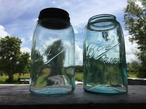 lot 305 image: 2 BALL Triple L Quart Jars - Light Blue - Bubbles