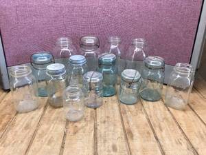 lot 307 image: Group Vintage Atlas - Strong Shoulder - EZ Seal - Mason Jars