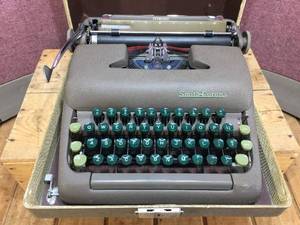 lot 314 image: Vintage Smith-Corona Sterling Typewriter - Classic Color