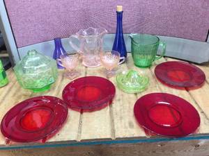 lot 330 image: Colorful VintageDepression Glass - Uranium Glass