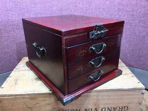 lot 333 image: Old Look Jewelry Box with Vintage Jewelry