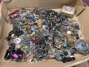 lot 334 image: Group Vintage Jewelry - Rings - Necklace - Earrings - Unsorted