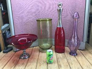 lot 335 image: Vintage Larger Colorful Glass Items