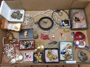 lot 336 image: Variety Jewelry - Mickey Mouse - Brooch - Earrings - Necklace