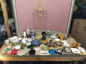 lot 321 image: IMPRESSIVE Vintage Tobacconalia Group Lot