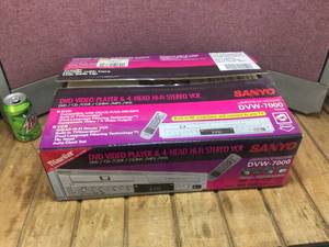 lot 140 image: Sanyo DVW-7000 DVD Video Player & VCR
