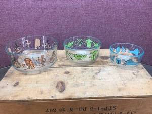 lot 155 image: Star Wars - Pyrex 3 Bowl Set