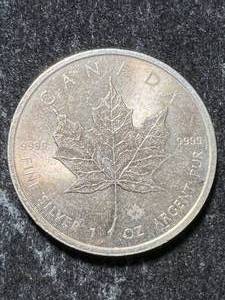 lot 10 image: 2018 CANADIAN MAPLE LEAF 1 TROY OZ .9999 FINE SILVER