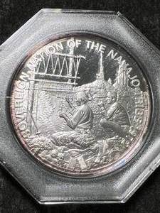 lot 57 image: 1 TROY OZ .999 FINE SILVER SOVEREIGN ROUND IN CASE