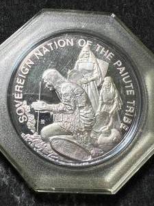 lot 72 image: 1 TROY OZ .999 FINE SILVER SOVEREIGN ROUND IN CASE