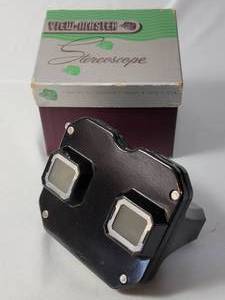 lot 28 image: View-Master Stereoscope with Reels - Vintage (original)