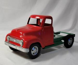 lot 30 image: Vintage Tonka Flat Bed Farm Truck - Metal - (all is original) (13L X 5 12W).  Truck is from the 50s.