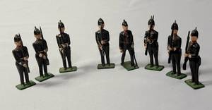 lot 40 image: 8-Vintage Black Precast British Soldiers standing guard. - Made by JOHILLCO in the 50s