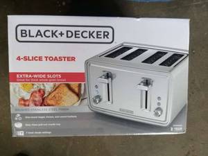 lot 24 image: BLACKDECKER 4-Slice Toaster.
