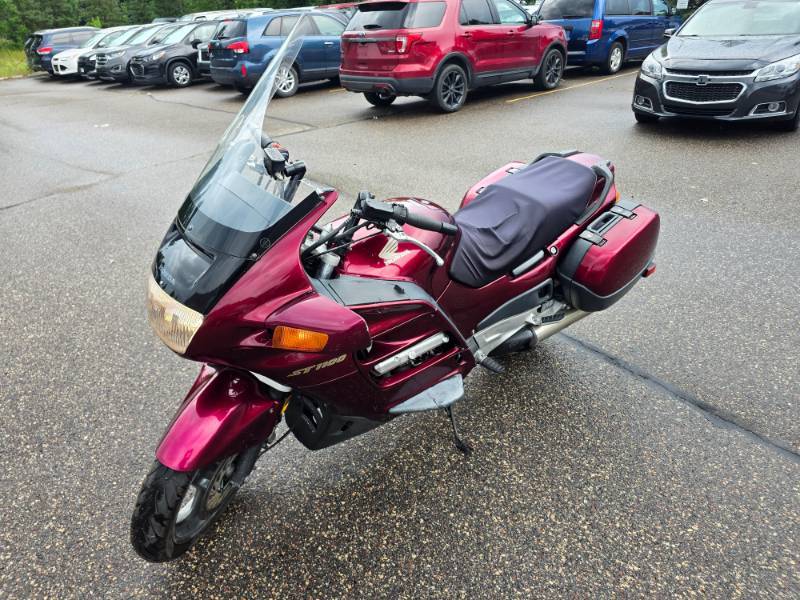 lot 11 image: 2000 Honda ST1100