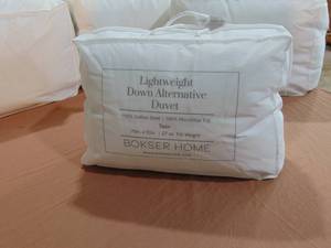 lot 16 image: Twin Twin XL Light Weight Down Alternative Duvet Comforter Insert