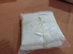 lot 21 image: King-Cal-King-White 100% French Linen Duvet Cover  UPC 810045149387