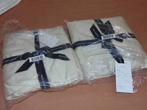 lot 31 image: 2 Pack Full 100% Cotton Sateen Fitted Sheet Separate