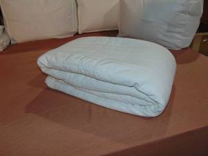 lot 82 image: Cal King   Quilt