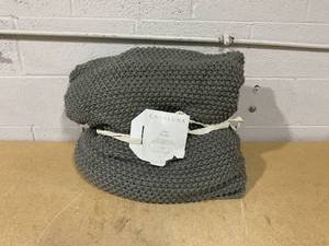lot 392 image: King Size Chunky Knit Bed Blanket - Casaluna