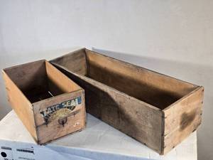 lot 119 image: Lot of 2 Vintage Wooden Fruit Crates