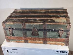 lot 124 image: Antique Steamer Trunk apprx. 34 12 long, 19 12 wide, 13 tall