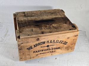 lot 176 image: The Arrow H&H Electric Co Wooden Crate approximately 17 12 inches in length.