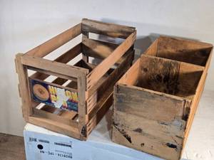 lot 181 image: Lot of 2 Vintage Wooden Fruit Crates