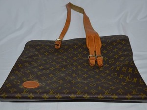 lot 5 image: Louis Vuitton Handbag