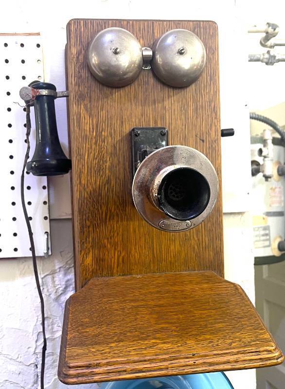 lot 3 image: Western Wall Telephone WOriginal Insides RESERVE $100