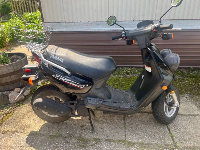 lot 4 image: 2002 Yamaha Zuma (aka Bug Eye) 50CC ONLY 2100 Miles