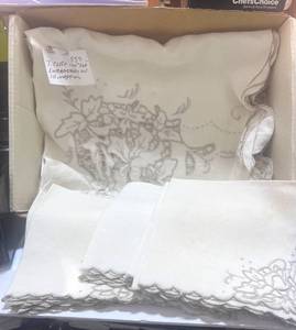 lot 23 image: Vintage Embroidered Table Cloth w 12 Napkins