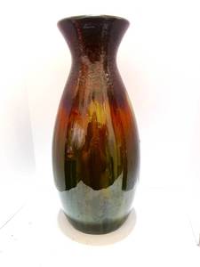 lot 25 image: Hosley Pottery Vase 13