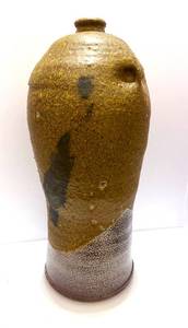 lot 27 image: Beautiful Salt Glazed Vase 13