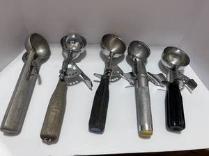 lot 28 image: 5 Vintage Ice Cream Scoops