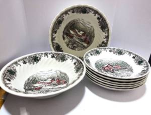 lot 34 image: 6 Soup Bowls and 2 Serving Bowls Queens Country Village Made in England