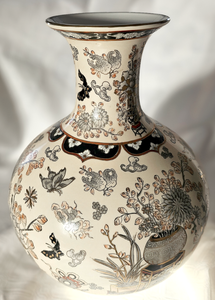 lot 9 image: MACAU Vase 12 Tall