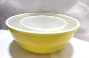 lot 92 image: Pyrex Large Yellow Bowl and Small Bowl