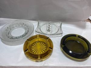 lot 95 image: 4 Glass Ashtrays Holiday Inn