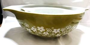 lot 96 image: Pyrex 3 Nesting Bowls Crazy Daisy